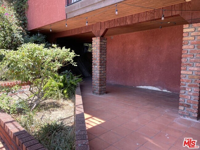 Building Photo - 2401 Effie St