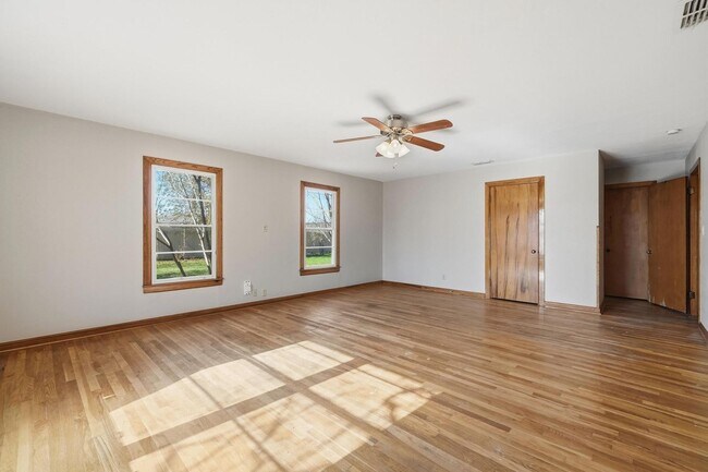 Building Photo - 134 Meander St