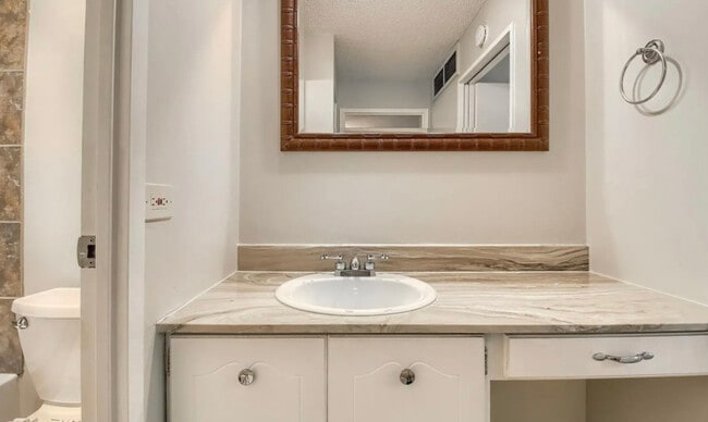 Building Photo - 550 E 12th Ave