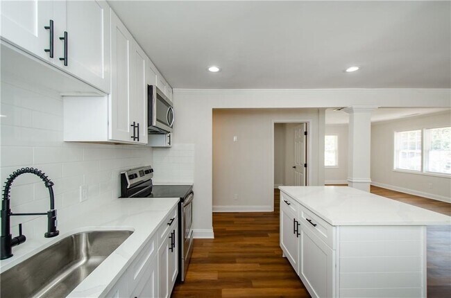 Building Photo - 4244 Lindsey Dr