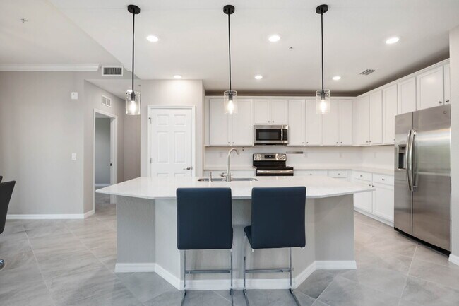 Building Photo - "Spacious 2-Bed, 2-Bath W/Den Condo Retrea...