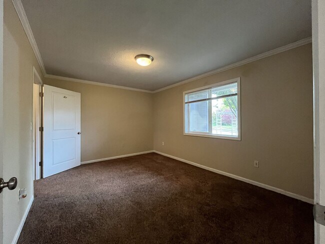 Building Photo - Spacious 904 Sq Ft Home in Bethany with Garage Parking, Washer/Dryer & Modern Kitchen Features