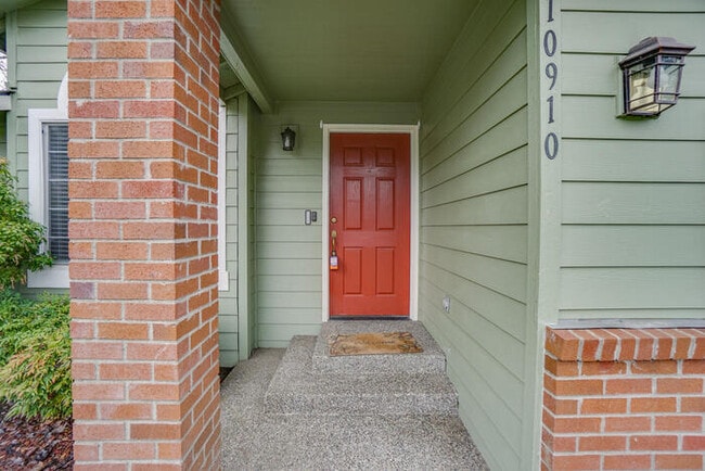 Building Photo - BEAUTIFUL FOUR BEDROOM LOCATED IN THE SHERWOOD SUB DIVISION