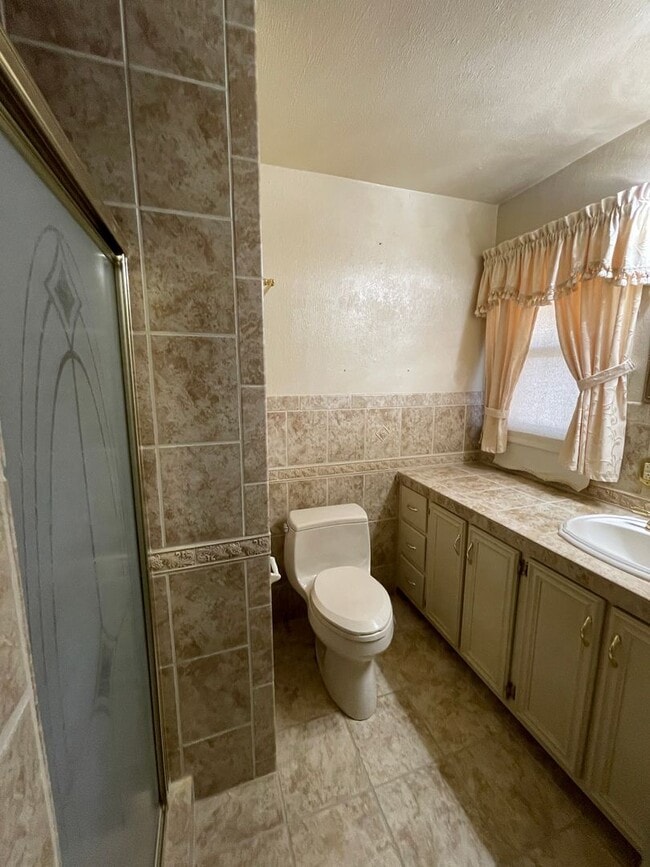 Building Photo - Eye-Catching 4-bedroom 1-bath Retreat with...