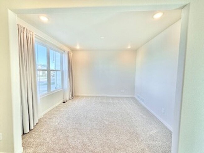 Building Photo - MODERN TWO STORY 3 BED/2.5 BATH WITH FENCE...
