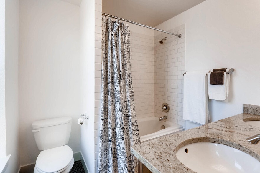 Building Photo - 920 E 24th Ave