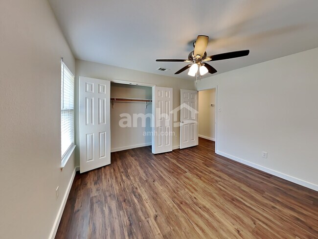 Building Photo - 803 Windflower Dr