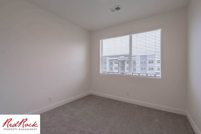 Building Photo - Spacious 3 Bedroom Unit in Desert Color Wi...