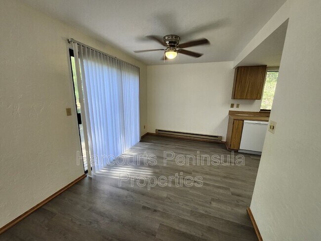 Building Photo - 6465 Lewis Dr NE