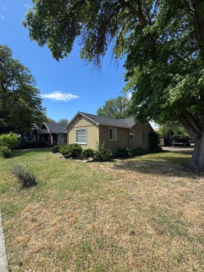 Building Photo - Cozy 2-Bed with Spacious Living, Parking, Pets OK!