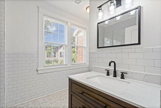 Building Photo - 864 N Belvedere Blvd