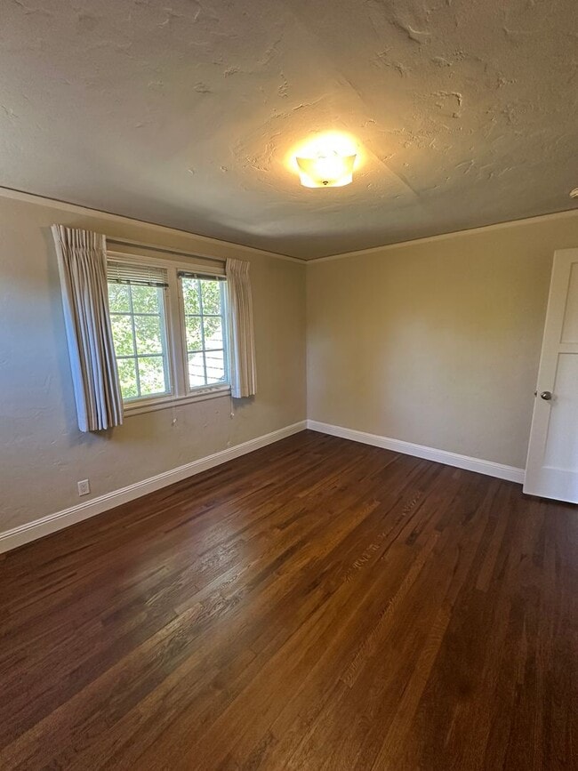 Building Photo - 49-1405