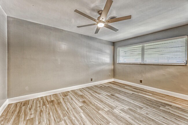 Building Photo - 400 S Luna Ct