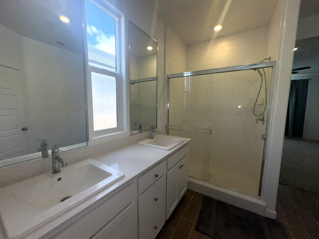Building Photo - 1083 Traverse Dr S