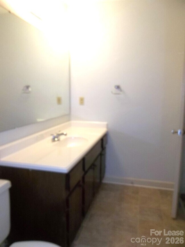 Building Photo - 2141 Selwyn Ave