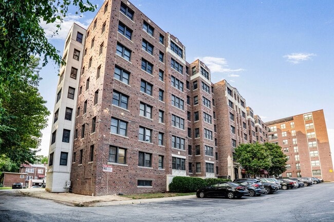 Building Photo - Available Now! Recently Updated, Spacious ...