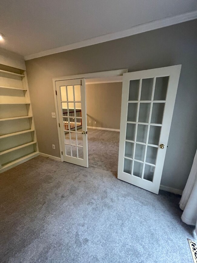 Building Photo - Large 2 Bedroom, 2.5 Bath Townhouse - Autu...