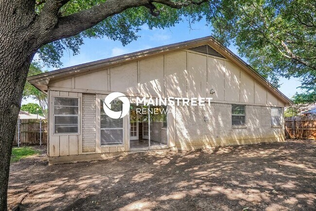 Building Photo - 3 Bedroom Pet-Friendly Home in Fort Worth, TX with Main Street Renewal