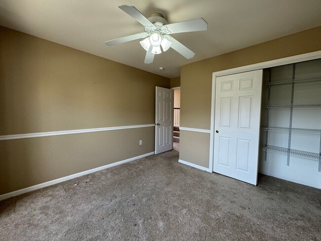 Building Photo - Beautiful And Spacious 3 Bed 3 Bath End Un...