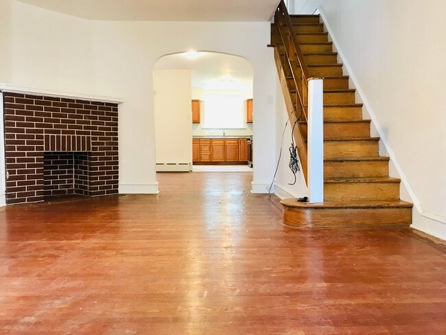 Building Photo - Gorgeous 3-Bedroom Townhome in Lawncrest! Available NOW!