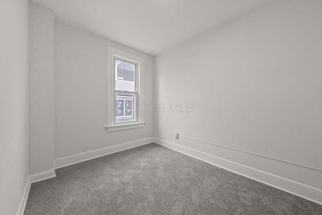 Building Photo - 550 W Town St