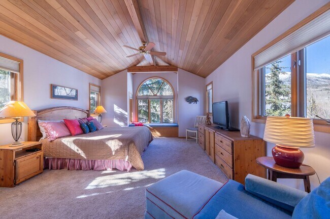 Building Photo - Attached garage! Beautiful views! Heart of...
