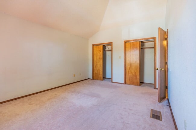 Building Photo - Beautiful 2-Story Home