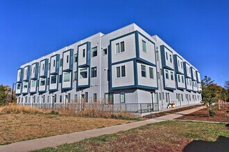 Building Photo - Charming 2BR Townhome in Denver