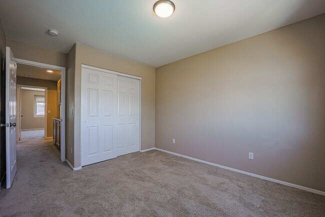 Building Photo - 5 bedroom Home1