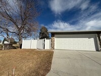 Building Photo - Spacious home right on the goldfcourse