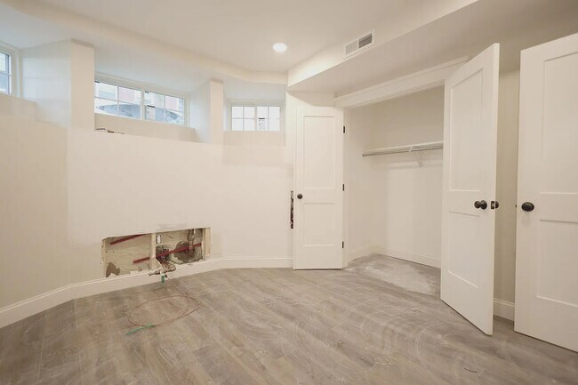 Building Photo - 701 E 2nd St