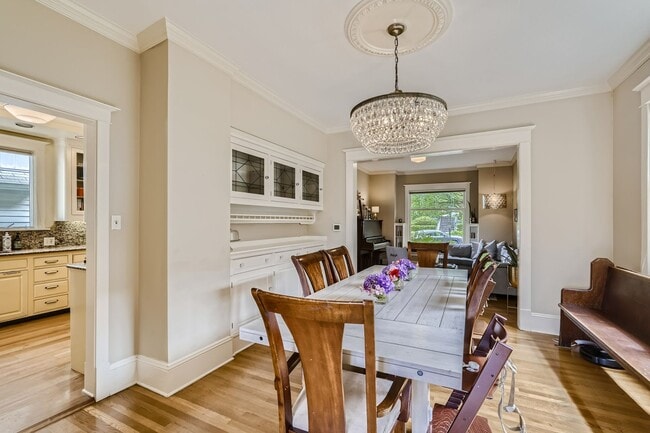 Building Photo - Queen Anne Home