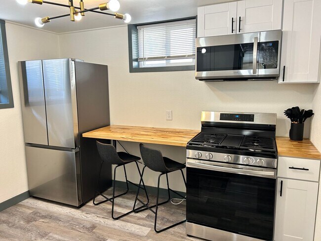 Building Photo - garden level one bedroom apartment