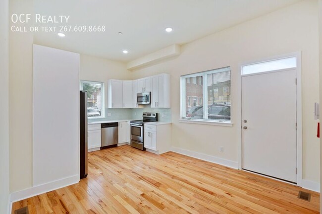 Building Photo - Modern Two Bed Bi-Level Apt w/ Finished Ba...