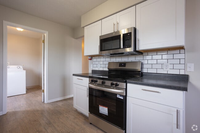 2BR, 1BA - 800SF - Kitchen - Country Ridge