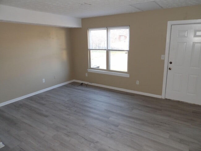 Building Photo - 217 Landings Dr