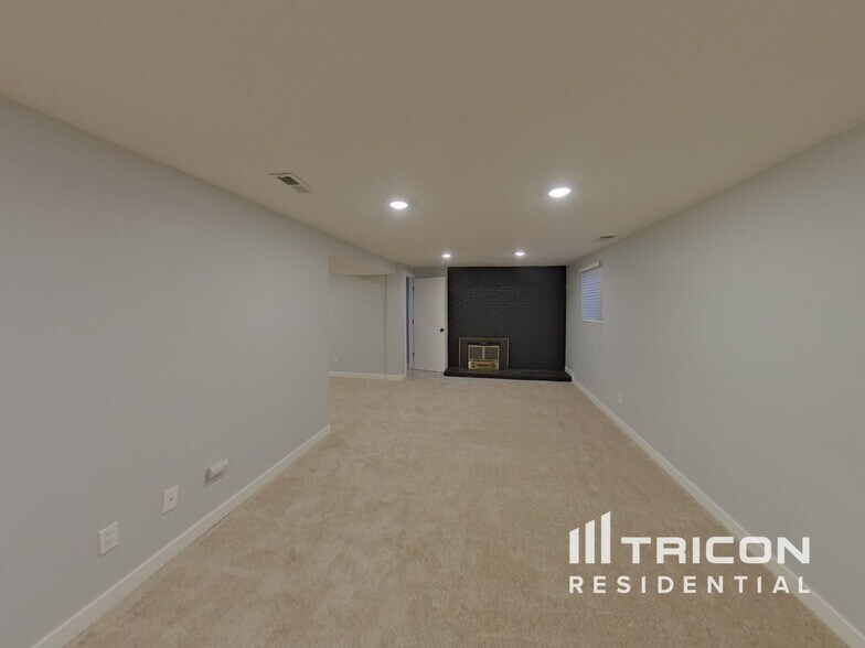 Building Photo - 2200 S Mobile Way