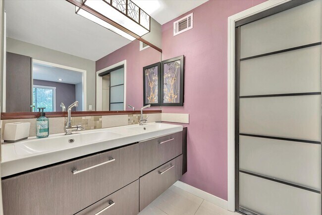 Building Photo - Hidden Gem at Saratoga Creekside – End Uni...