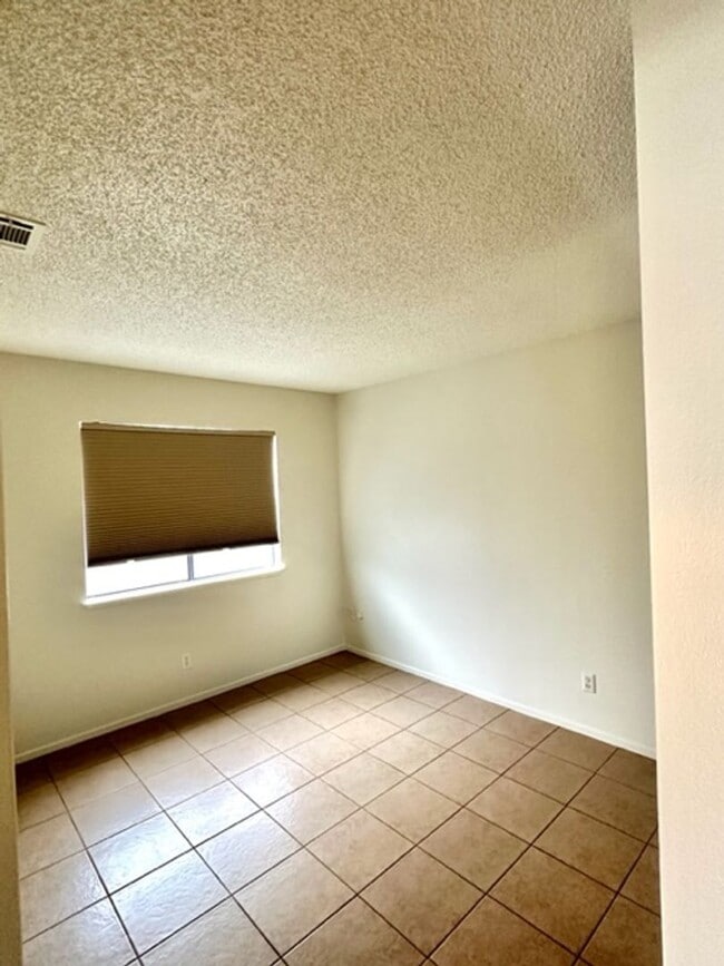 Building Photo - Charming Home in Miramonte
