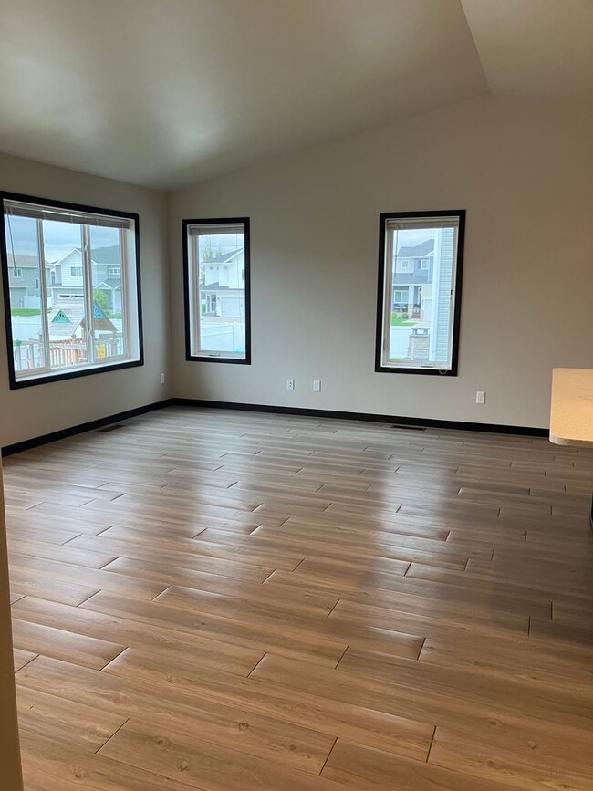 Building Photo - 4 Bed 3 Bath Single Family Home