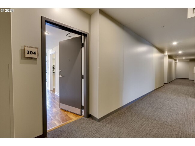 Building Photo - Modern Condo in NW District, Portland! On ...