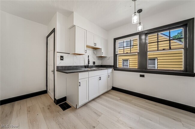 Building Photo - 3995 E 154th St