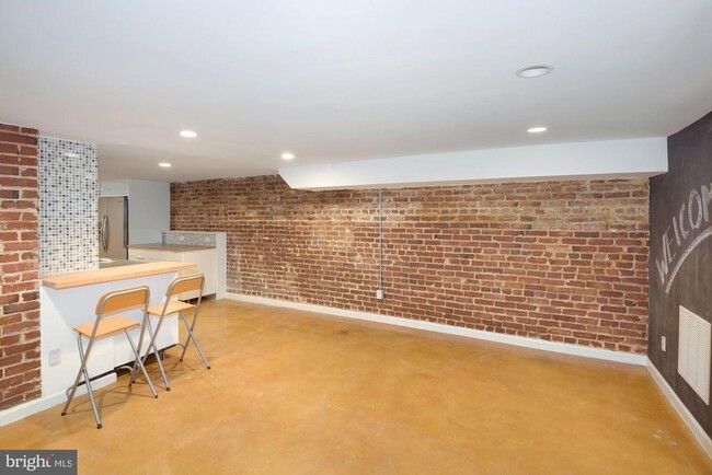 Building Photo - 2721 Ontario Rd NW