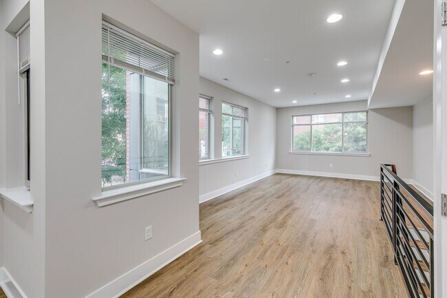 Building Photo - 1218 N 6th St