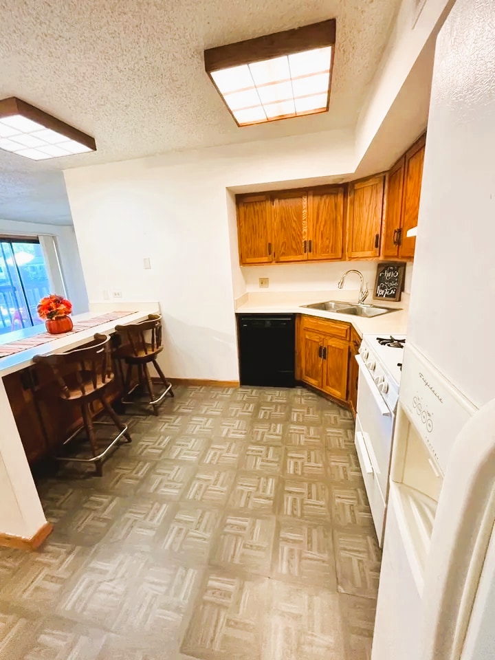 Kitchen w breakfast bar - 884 N Prairie Ave