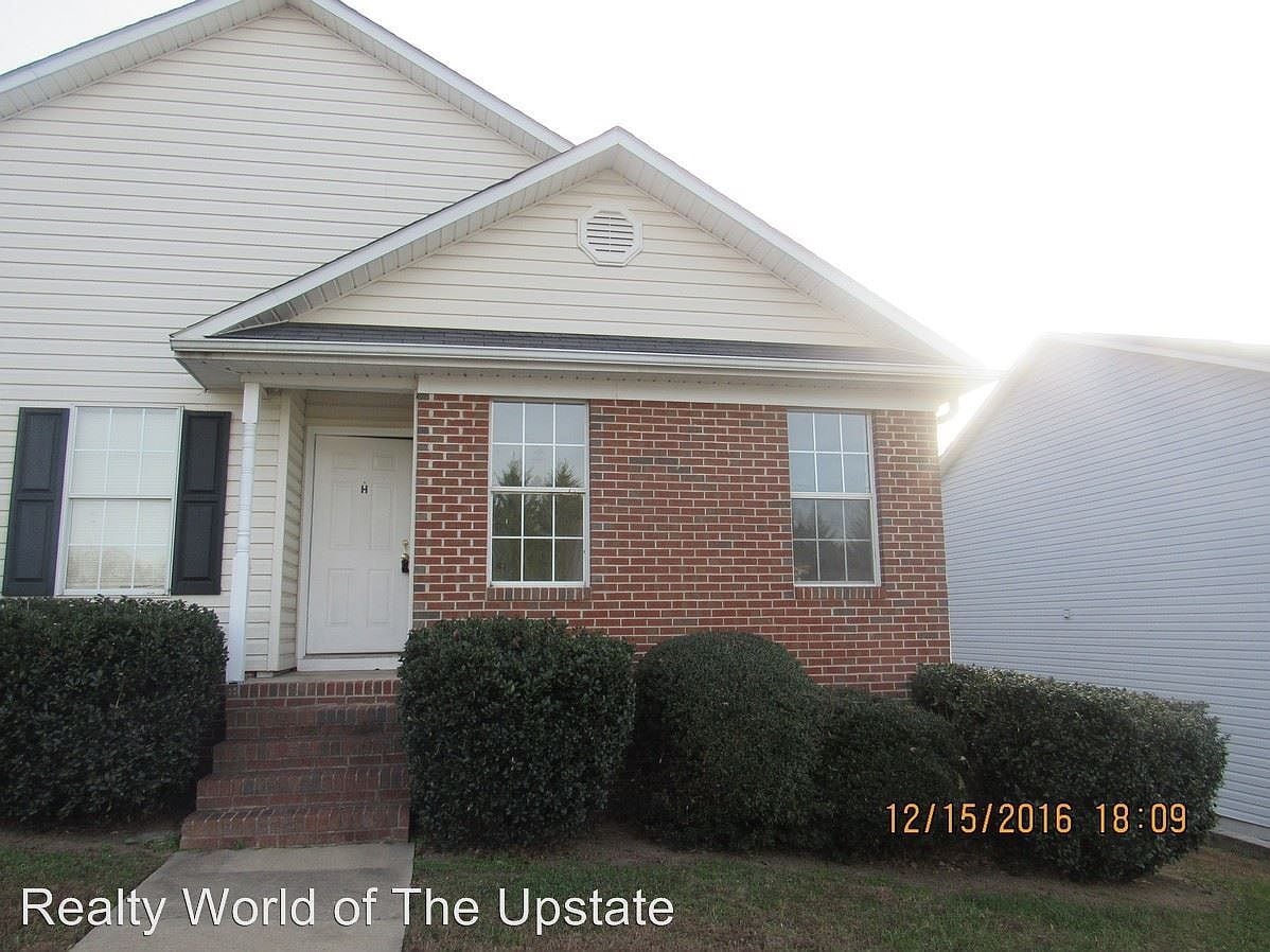 Building Photo - 553 Memorial Drive Ext