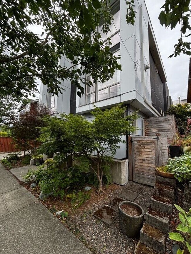 Building Photo - Modern Tri-Story in the heart of Capitol Hill
