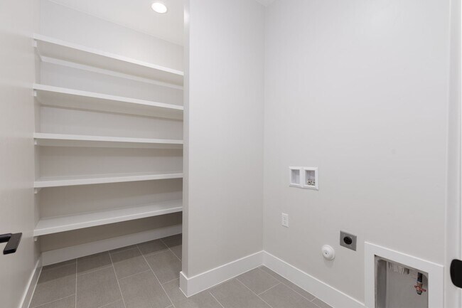 Building Photo - Gorgeous 5 bed | 3.5 bath |  Custom Home with RV Garage in Tonaquint!