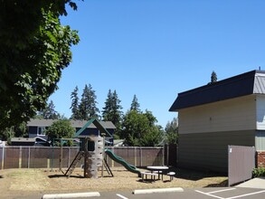 Building Photo - Charming 2 Bed, 1 Bath Canby Townhouse-Style Duplex!