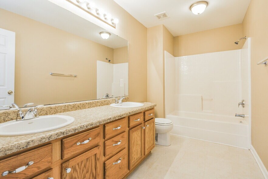Building Photo - 136 Roan Dr